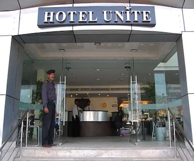 https://imgcld.yatra.com/ytimages/image/upload/t_hotel_yatra_city_desktop/v1428313888/Domestic Hotels/Hotels_Pathankot/Hotel Unite/Entrance.jpg